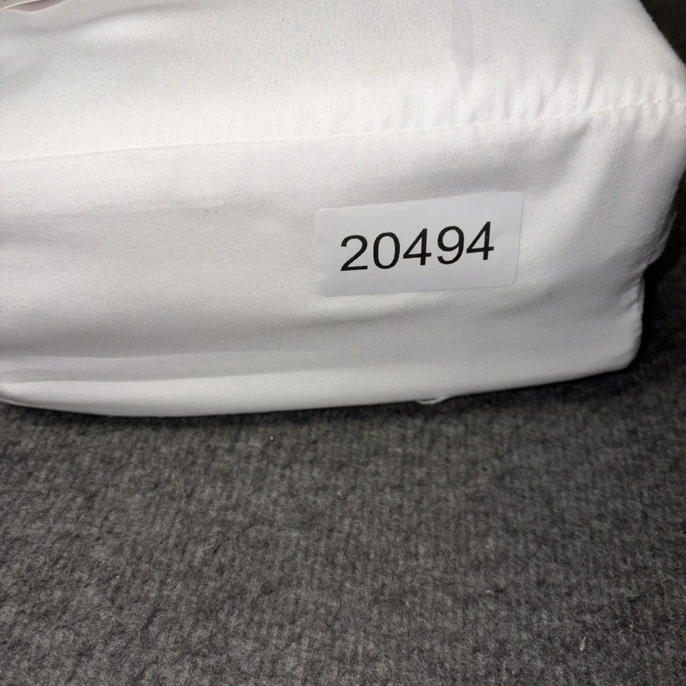 Room Essentials White Microfiber 4 pc Sheet Set Wrinkle Resistant - Queen